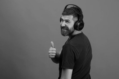 Zevk, müzik ve yaratıcı yaşam tarzı kavramı. Başparmak adam havaya