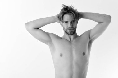 Tatmin olmuş yüzü ve kılları beyaz arka planda izole edilmiş bir adam.