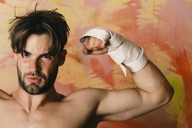 Ciddi bir yüzü ve renkli arka planda çıplak gövdesi olan bir adam.