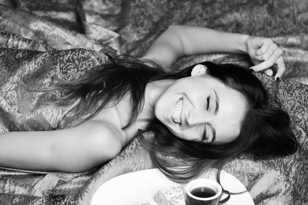 Fille avec les cheveux perdus a petit déjeuner romantique au lit — Photo