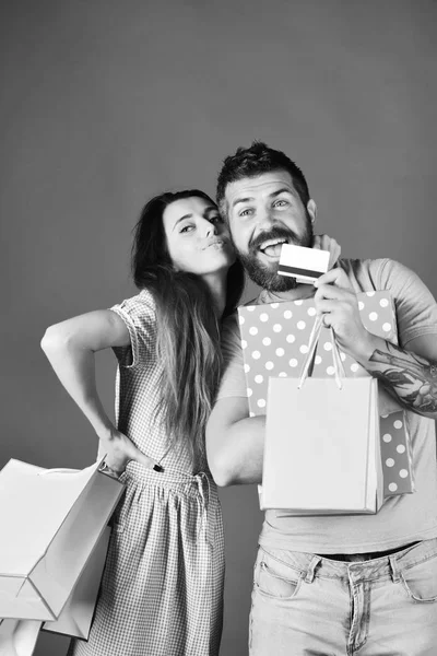 Cara com barba e menina com rostos felizes fazer compras . — Fotografia de Stock