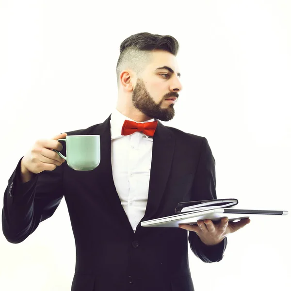Homme d'affaires barbu avec moustache tient tasse de boisson chaude — Photo