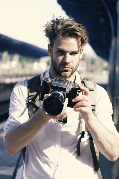 Tourist takes picture of cityscape. Man with beard — Stock Photo, Image