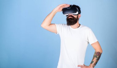 Sanal gerçeklik becerikli alet ile keşfetmek meşgul yüzündeki hippi. İnteraktif yüzey kavramı. Adam kafa monte ekran ile etkileşim içinde sanal gerçeklik. Vr gözlük, açık mavi renkli sakallı