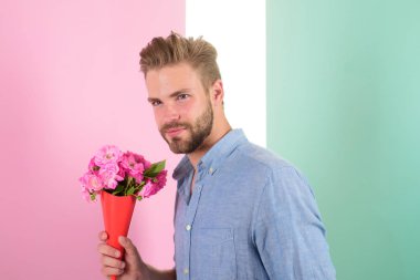 Adam için tarih hazır pembe çiçekler getir. Kendine güvenen erkek arkadaşı buket tarih için bekleyen tutar. Onun için en iyi çiçek. Maço buket romantik hediye olarak tutar. Adam onu bekleyen hoş romantik hediye getirmek