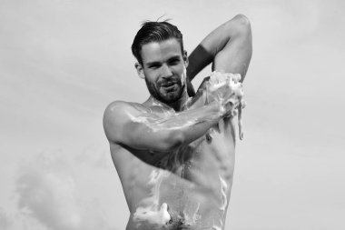 Sakal ve berrak gökyüzü arka plan üzerinde baştan çıkarıcı yüzü olan adam 