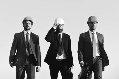 Yöneticiler klasörü ve çantaları tutuyor. İnşaat ve iş konsepti.