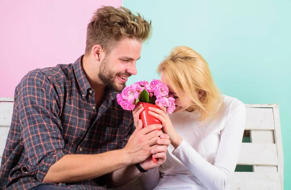 Il a deviné sa fleur préférée. Des fleurs pour elle. L'homme donne des fleurs de bouquet à sa copine. Homme femme assis banc romantique date fond turquoise. Agréable surprise pour madame. Bouquet fleurs préférées — Photo