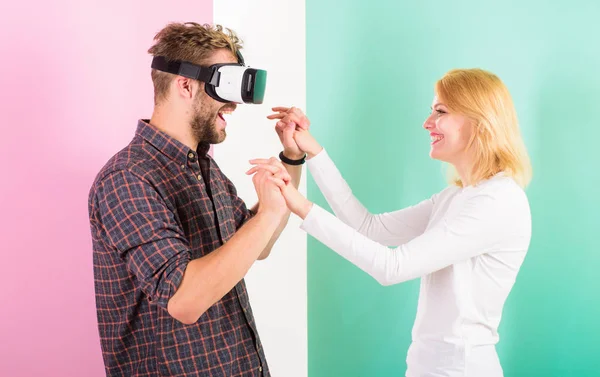 Averigué cómo enseñarle a bailar. Escuela de danza de realidad virtual. Hombre vr gafas bailando con chica sonriente feliz. Aprende el movimiento de cyber teacher en la escuela virtual. Me gusta cómo te mueves. — Foto de Stock