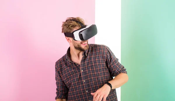 Hombre sin afeitar chico con gafas VR, fondo rosa. Disfruta de la realidad virtual. Hipster utiliza tecnologías modernas para el entretenimiento. Concepto de tecnología VR. Tipo con gafas VR o pantalla montada en la cabeza — Foto de Stock