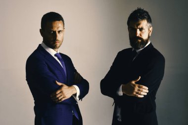 Erkeklerin sakal ve kararlı yüzleri ile güven ve ortaklık hızlı