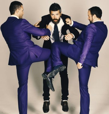 Tartışma ve iş kavramı. Liderler tartışır ve savaşır.