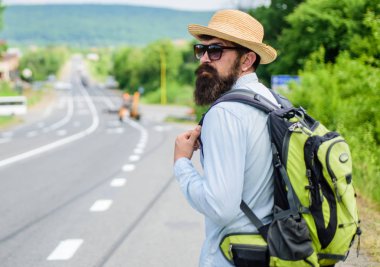 Onun otobüsü kaçırdım. Deneyimli seyahat ipuçları. Adam sakallı hippi Turizm otoyol kenarında. Beni alırsın. Her neyse sadece daha iyi noktada bırakmak için götürün gezgin araba için bekliyor