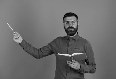 Sakal ve kitap olan adam. Bilgi ve ders kavramı