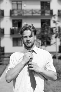 Kravatlı bir adam mı yoksa dalgın yüzlü bir iş adamı mı?