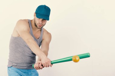 Spor ve beyzbol antrenmanı konsepti. Gri tişörtlü adam.