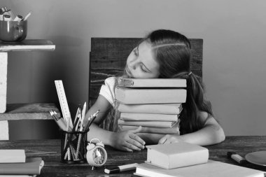 Çocuk ve okul malzemeleri yeşil duvar arka planında