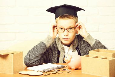 Genç, sevimli, küçük öğrenci.