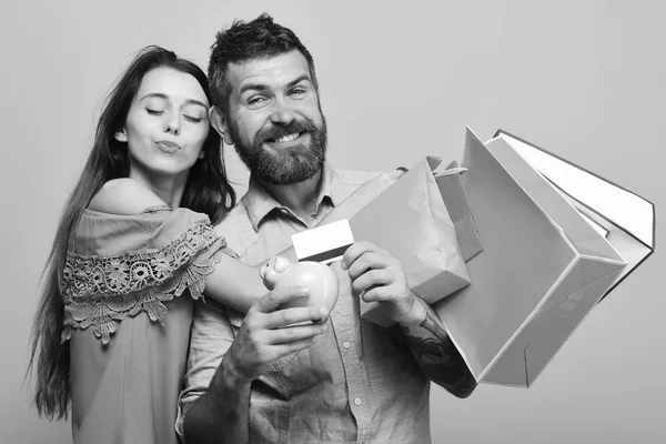 Homem com barba detém cartão de crédito e caixa de dinheiro — Fotografia de Stock