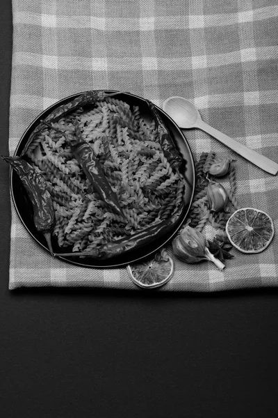 Finom színes olasz tészta, különböző hozzávalókkal a főzéshez — Stock Fotó