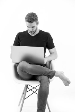 Sakallı adam beyaz arka planda izole edilmiş kişisel bilgisayar kullanıyor. Dizüstü bilgisayarı olan bir adam. İnternet sörfü ve sanal dünya. Blog, blog ve web günlüğü. Sosyal ağda modern yaşam