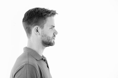 Profilde tıraşsız yüzündeki sakallı adam. Mavi tshirt sakallı adam. Beyaz izole şık saçlı manken. Cilt Bakımı ve Kuaför Salonu. Stil veya eğilim ve saç modeli kavramı, kopya alanı