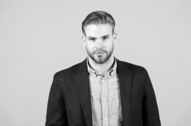 Resmi elbiseli şık saçlı adam. Sakal ve bıyık tıraşsız yüzündeki ile iş adamı. İş moda veya stil ve eğilim kavramı. Damat sakal ve berber saç bakımı