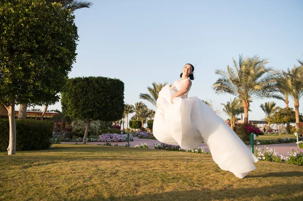 Concept de mariée. La mariée plane dans l'air. Mariée en robe de mariée blanche. La mariée célèbre son jour spécial. Quelle belle robe ! — Photo