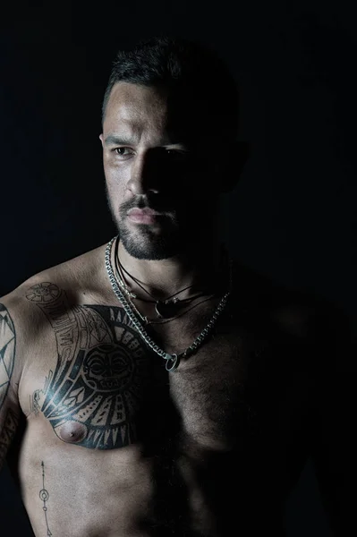 Modello Adatto Con Disegno Del Tatuaggio Sulla Pelle Uomo Barbuto — Foto Stock