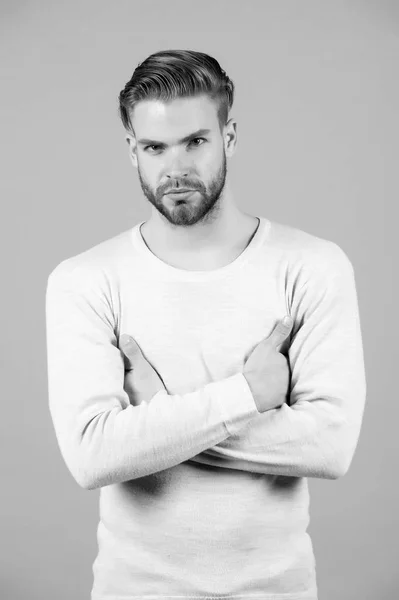 Een man in een modieus T-shirt. Man met baard op ongeschoren gezicht. Een man met baard en blond haar. Haarverzorging in kapsalon of kapperszaak. Fashion stijl en trend — Stockfoto