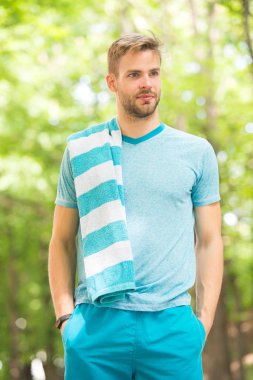 Küçük bir ara vermem gerek. Adam atlet çalışan açık doğa arka plan sonra havlu ile. Atletik adam parkta eğitim. Atlet spor giysiler ve havlu eğitim. Runner egzersiz ara dinlenmek için