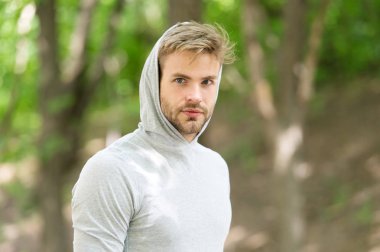 Gelecekteki başarıları hakkında düşünme. Adam kendinden emin yüz, Doğa arka plan, defocused kıl. Adam sakal veya tıraşsız adam görünüyor yakışıklı açık. Adam başarılar ve motivasyon hakkında düşünme