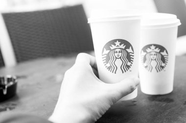 Hamburg, Almanya-Eylül 7.2017: Starbucks kahve starbucks kafede uzun boylu bir. Dünyanın en büyük kahve evin 61 ülke içinde 20.000'den fazla mağaza ile Starbucks olduğunu.