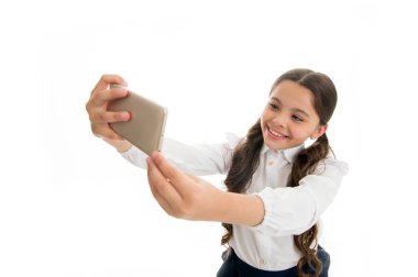 Selfie çılgınlığı. Mükemmel selfie. Küçük kız akıllı telefondan selfie çekiyor. Selfie çılgınlığı ve küçük kızın web günlüğü. çevrimiçi kal.