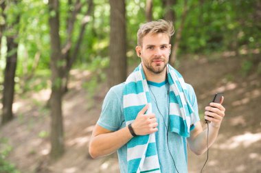 Runner mp3 ile. adam mp3 çalar müzik dinle. MP3 adam elinde. Runner sporcu ile mp3 çalar.