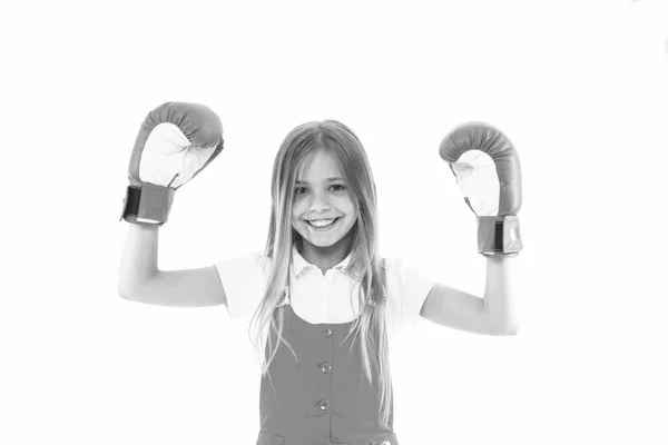 Barndom och barnomsorg. Kid idrottsman Visa makt. Glada barn i boxning handskar isolerade på vitt. Liten flicka leende innan träning eller träning. Sportaktivitet och energi — Stockfoto
