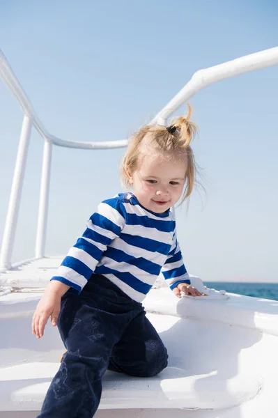 Conceito infantil. Criança e barco no mar. Criança gosta de viajar pelo mar. Criança e infância. Dia internacional das crianças — Fotografia de Stock