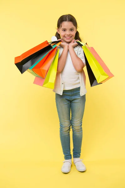 Okul alışveriş geri kazanmak nasıl. Okula geri sezon bütçeleme öğretmek için büyük zaman temelleri çocuk. Kız alışveriş torbaları taşır. Okul sezonu satın malzemeleri kıyafetleri için önceden hazırlama — Stok fotoğraf