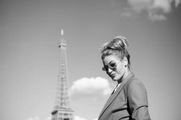 A sonhar com Paris. Mulher sexy na Torre Eiffel em Paris, França de férias. Mulher em óculos de sol no céu azul ensolarado ao ar livre. Menina com aparência de moda e beleza sensual. Viajar em férias de verão — Fotografia de Stock