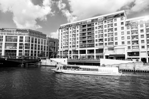 Berlim, Alemanha - 31 de maio de 2017: barco de recreio no rio Spree. Navio de cruzeiro de férias na paisagem urbana no céu nublado. Cruzeiro fluvial e passeios turísticos. Viaje por transporte de água. Férias de verão e desejo de viajar — Fotografia de Stock