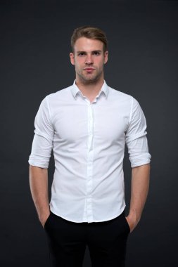 iş adamı ve Ofis Yöneticisi. iş ofis yöneticisi adam. İş Yöneticisi adam ofisinde çalışıyorum. yakışıklı müdürü. girişimci iş adamı. iş yerinde iş adamı.