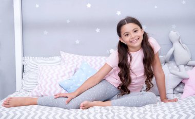 Tatlı rüyalar isterdim. Kız çocuk yatak yatak odasında oturmak. Çocuk yatmaya hazırlanın. Keyifli zaman rahat yatak odasında. Kız çocuk uzun saç sevimli pijama rahatlatıcı yatak odasında. Zaman uyku veya nap için