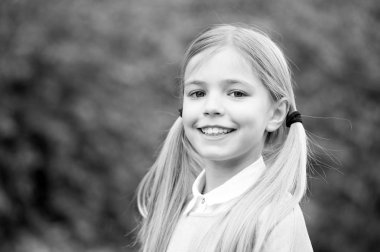 Mutlu çocukluk ve çocuk bakımı. Yüzünde sevimli bir gülümseme olan çocuk. Uzun sarı saçlı küçük kız. Taze görünüşü ve cildi olan güzel bir çocuk. Güzellik görünümü ve cilt bakımı, boşluğu kopyala