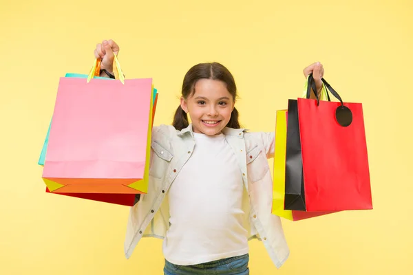 Venerdi 'nero. Black Friday Concept. ragazza con pacchetti il venerdì nero. Venerdì nero con shopper bambino felice. dopo la giornata di shopping — Foto Stock