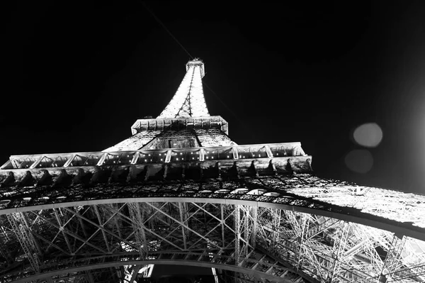 Paris, Frankrijk-juni 1, 2016: Eiffel toren met verlichting in de nacht in Parijs, Frankrijk. Romantische reizen achtergrond. Eiffeltoren is traditioneel symbool van Parijs en liefde. — Stockfoto