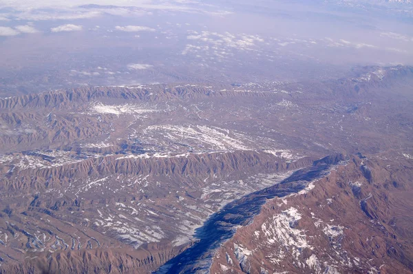 Het oppervlak van de aarde, luchtfoto. Wanderlust en reizen. Berglandschap. Bescherming van het milieu en ecologie. Bescherming van de aarde voor komende generaties — Stockfoto