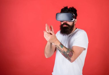 Sanal atış poligonu kavramı. Hipster meşgul yüz oynamak sanal gerçeklik. Adam kafa monte görüntü çekimi topu bulunan sanal gerçeklik ile. Silah, kırmızı arka plan Vr sakallı adam gözlük