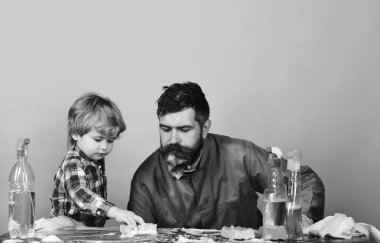 Çocuk kareli gömlekli dikkatle sünger tarafından tablo Sil