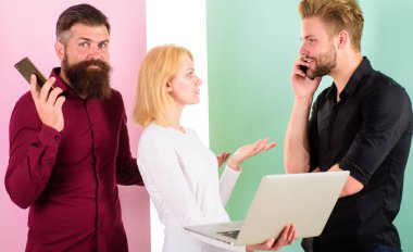 Hat meşgul. Takım internet pazarlama içeriği oluşturma. Sosyal medya pazarlama ekibi. Erkekler ve kadınlar aletlerle ve internetle çalışmanın avantajlarından hoşlanırlar. Bilgisayarlı ve akıllı telefonlu ofis çalışanları