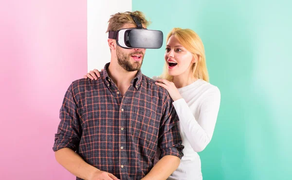 Hombre gafas VR involucrados videojuego mientras que la chica tratar de despertarlo. Síntomas de adicción a los videojuegos y tratamiento. El videojuego capturó la imaginación del chico. Esposa trata de ayudarle a volver a la vida real — Foto de Stock